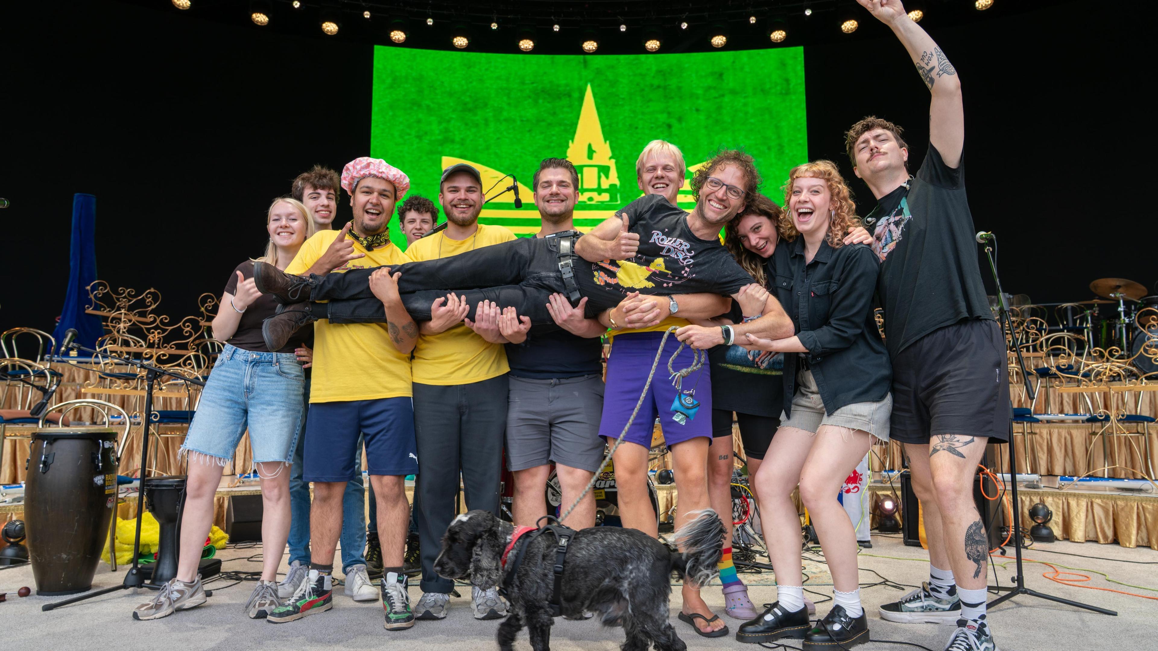 Sittardse punkband, bekend van nummer André Rieu is unne wiekser, moet clipopname op Vrijthofpodium